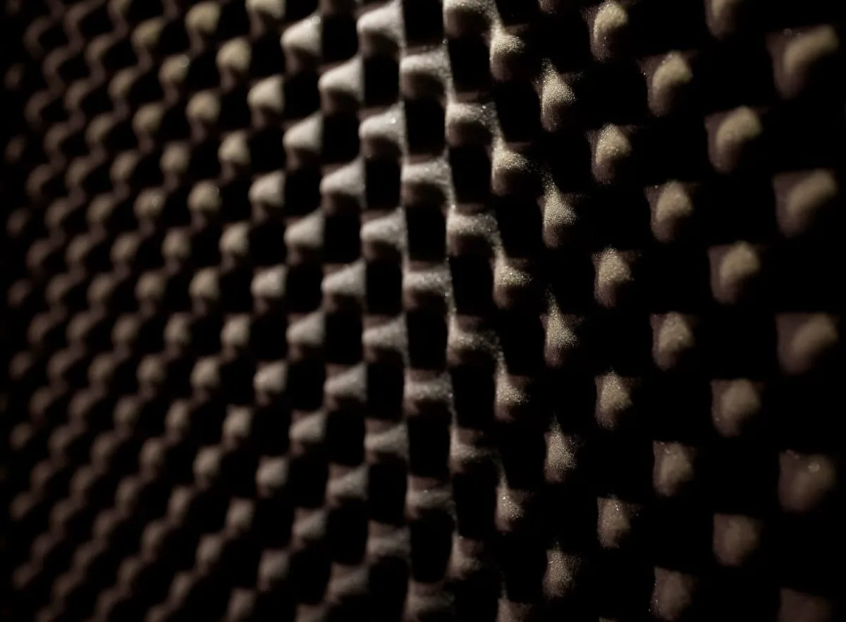Mousse acoustique installée dans un studio pour améliorer l'ambiance sonore