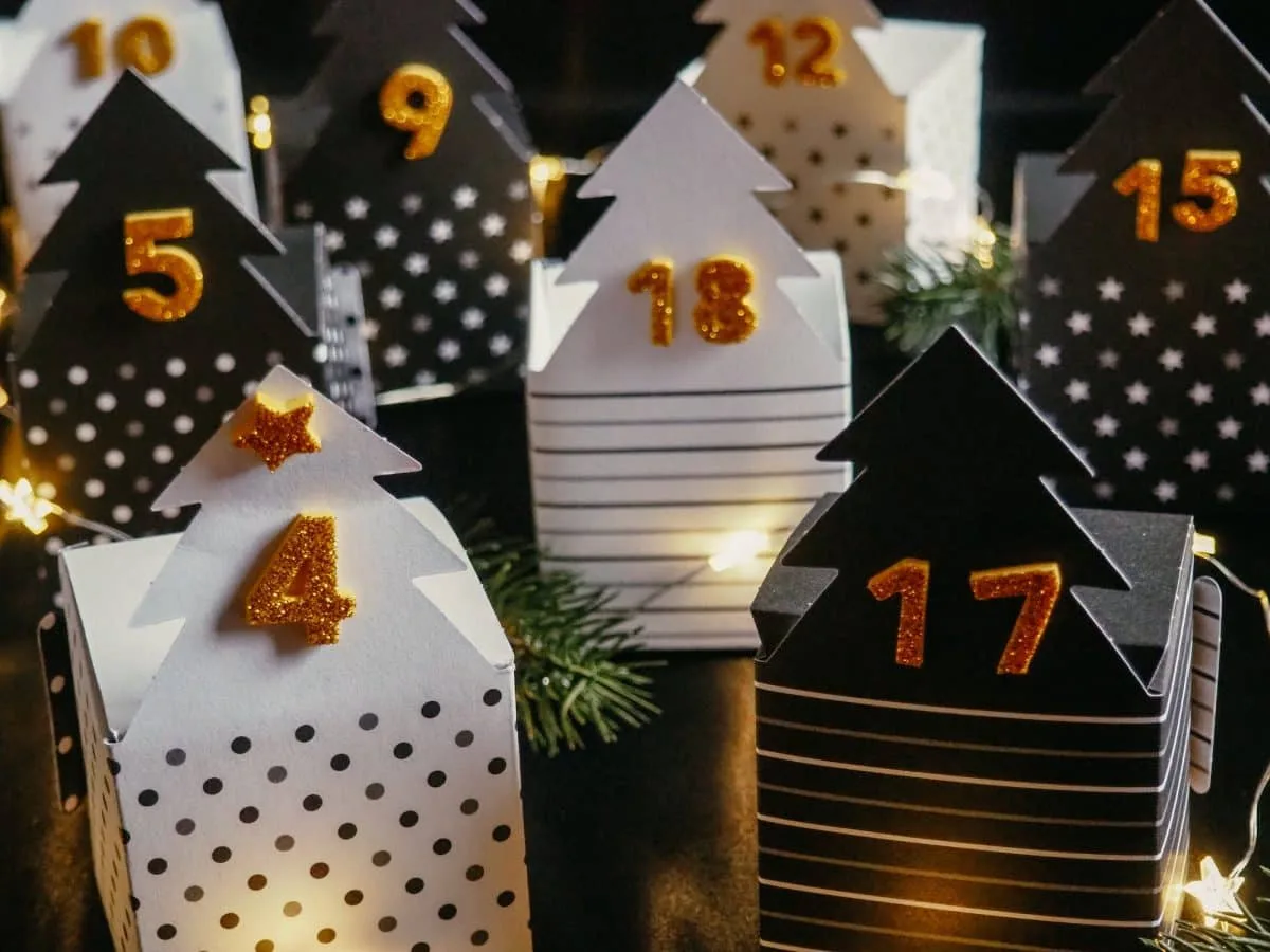 Calendrier de l'Avent décoratif rempli de surprises et d'attente festive